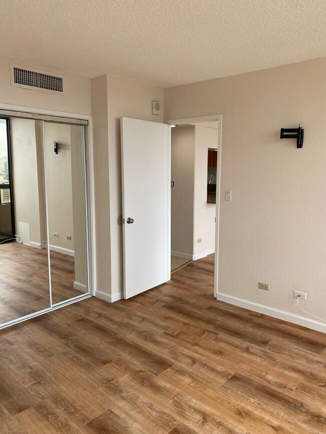 Building Photo - 2499 Kapiolani Blvd