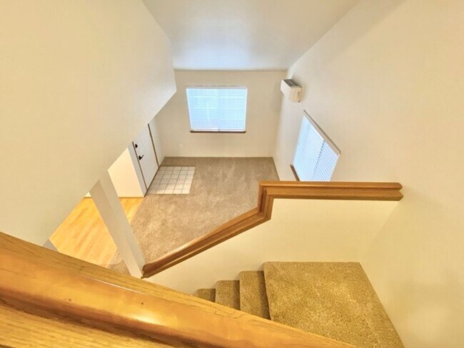 Building Photo - Quaint 2BR 1.5BA Condo in the Vineyards