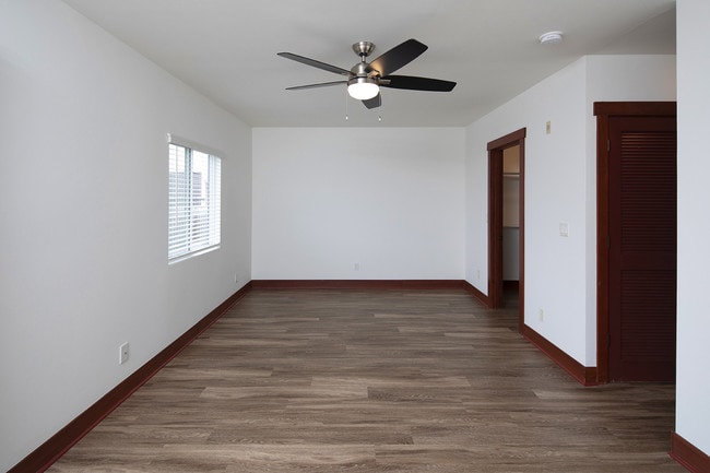 Building Photo - Point Loma 1BR with W/D In-Unit, Great Vie...
