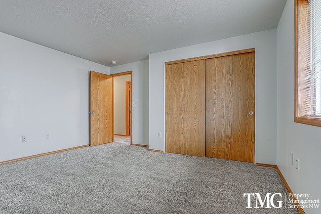 Building Photo - 3BD Ranch Style Home In Great Orchards Location!  Fully Fenced Yard!