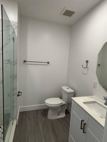 Building Photo - 2208 W 5th Way