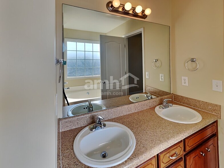 Building Photo - 733 Clear Cir