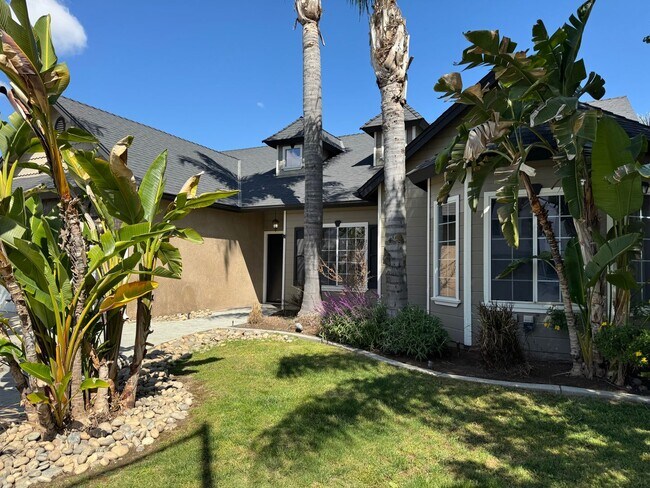 Building Photo - Gorgeous 3 bd. & 2 bath Home with a pool i...
