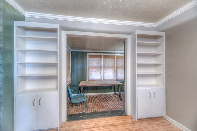 Building Photo - 544 S Oswego Ave