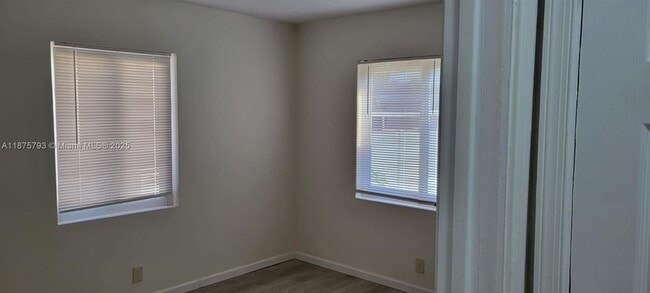Building Photo - 1221 N 70th Way