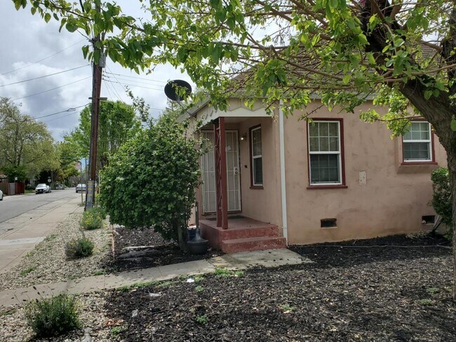 Primary Photo - 2600 43rd St Sacramento 95817