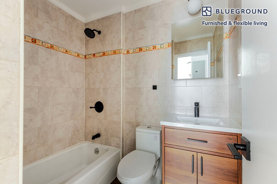 Building Photo - 216 E 13th St