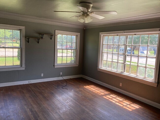 Building Photo - 3 bedroom / 1 Bathroom House