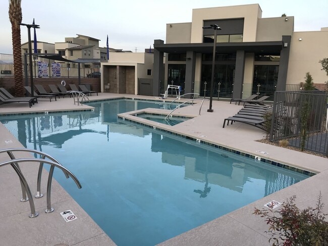 Building Photo - 2/BD 2.5/BA Luxury Gated Townhouse in Summ...