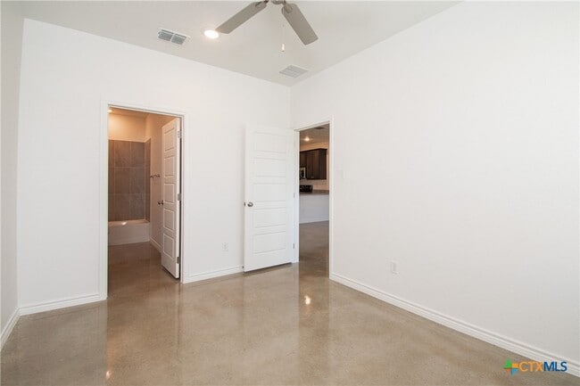 Building Photo - 3907 American Elm Dr
