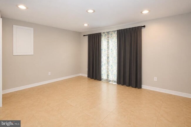 Building Photo - 124 Hamlet Dr