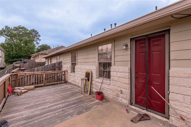 Building Photo - 110 Sendero Dr