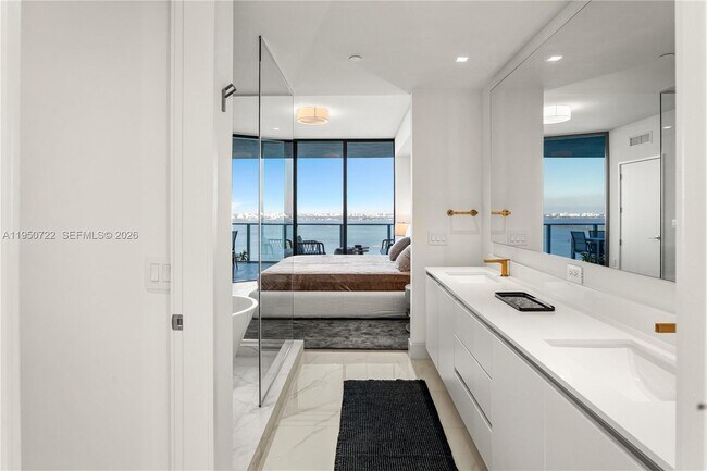 Building Photo - 700 NE 24th St