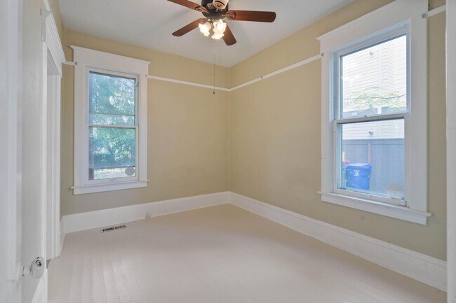 Building Photo - Spacious, light-filled 3-bdrm/2-bath vinta...