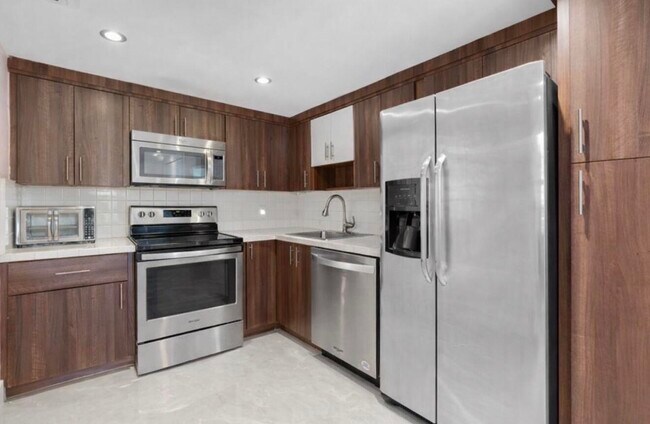 Building Photo - 500 Oaks Ln
