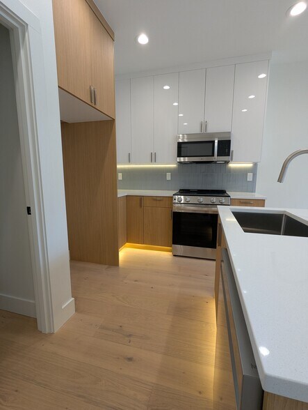 Building Photo - 5041 SE King Rd