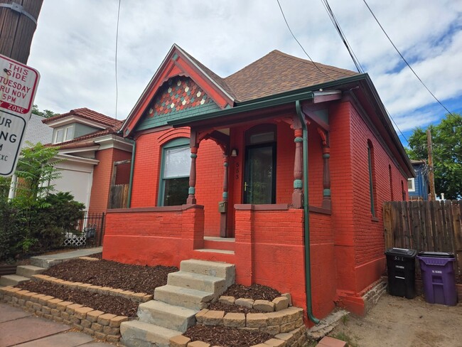 Primary Photo - Charming Victorian Retreat in Baker.