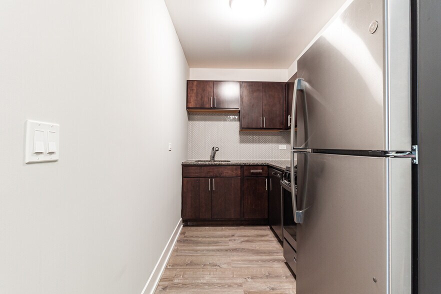 Building Photo - 527 W Surf St