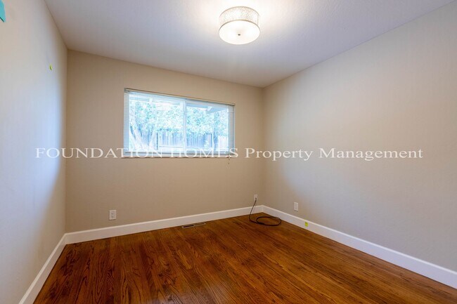 Building Photo - Beautifully Maintained 3BR Home with Vault...