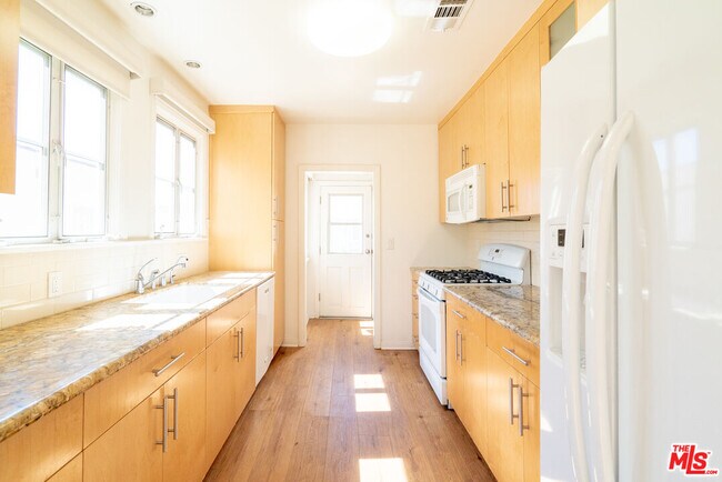 Building Photo - 441 S Bedford Dr