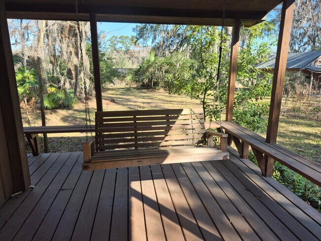 Building Photo - Cabin living in the suburbs