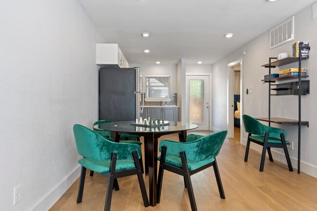 Building Photo - 909 Reinli St