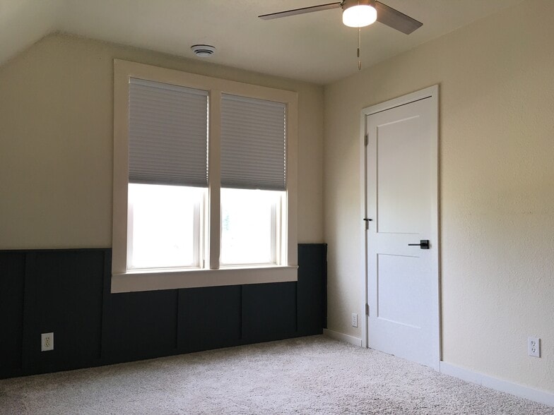 Building Photo - 106 1st Ave NE