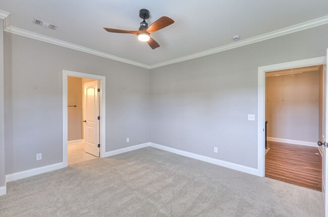 Building Photo - Stunning Executive Townhome in the Heart o...
