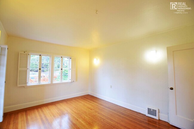 Building Photo - Timeless 4 Bedroom in West Montclair