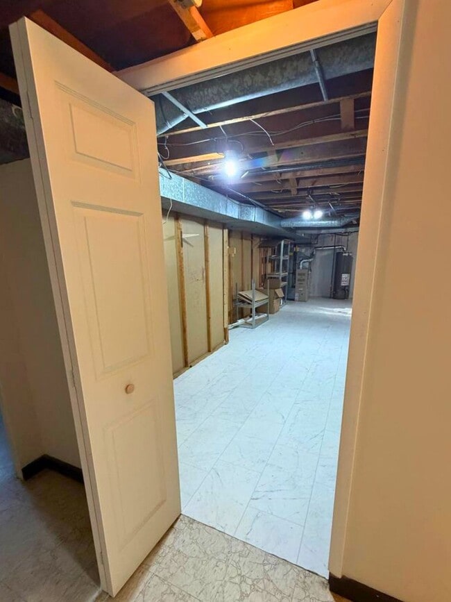Building Photo - Updated Ranch with New Appliances