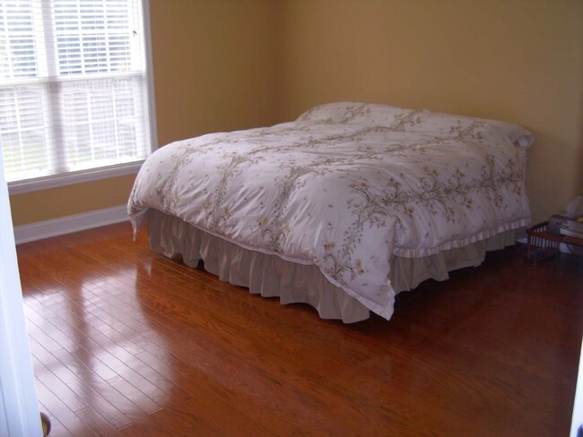 Building Photo - 3 bedroom 3 bath with Fenced in Yard in Ta...
