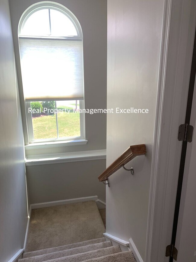 Building Photo - Gorgeous End-Unit TH In Desired Cary Location, Apply Now!