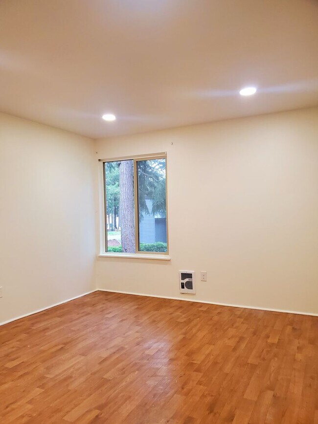 Building Photo - 2bd, 2 ba Condo in Oakbrook, Amenities! $2045 available +/- 12/15/25