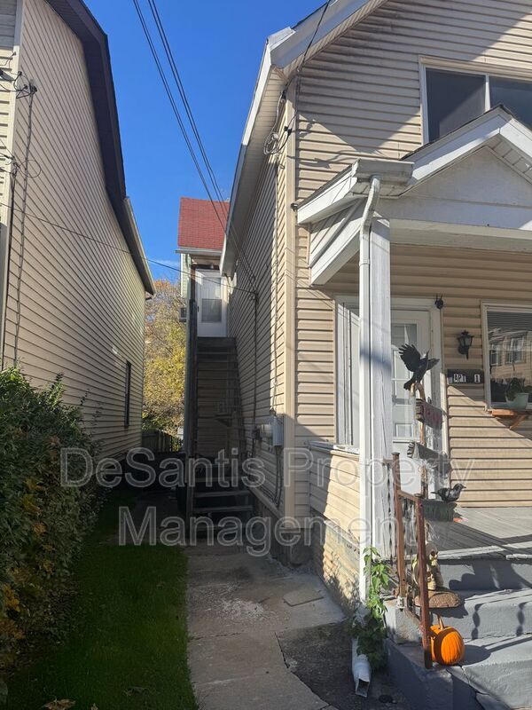 Building Photo - 207 Railroad Ave