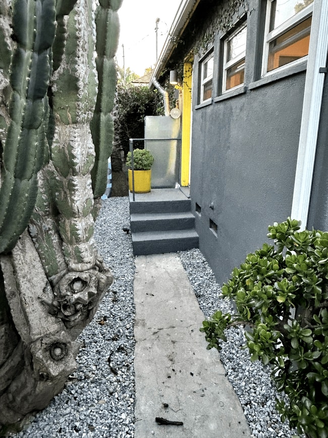 Building Photo - Charming 1 Bedroom House in Venice with Patio and W& D in unit !!! All Utilities Included !!!