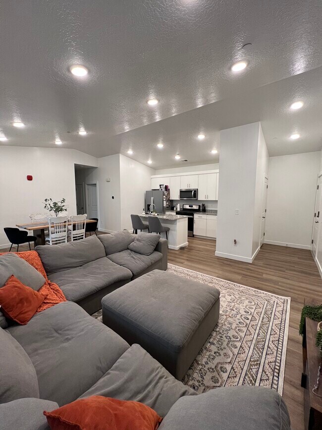 Living Room looking into Kitchen - 462 W 40 S