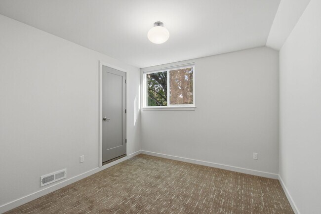 Building Photo - 13905 121st Ave NE