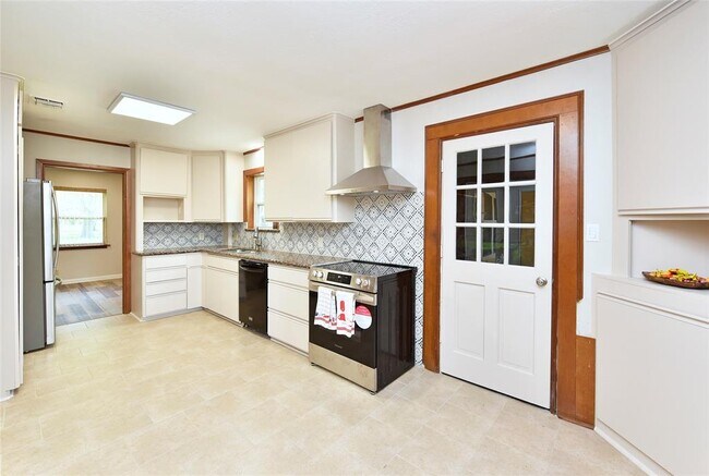 Building Photo - 1811 Laurel Oaks Dr