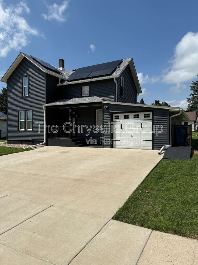 Primary Photo - 210 E Farnham St