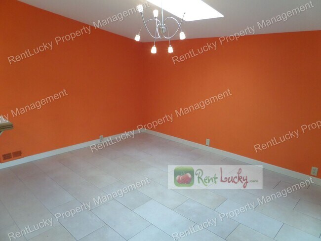 Building Photo - RARE FIND! Adorable 3-Bedroom Mid-Century Home in Great Des Moines Location!!