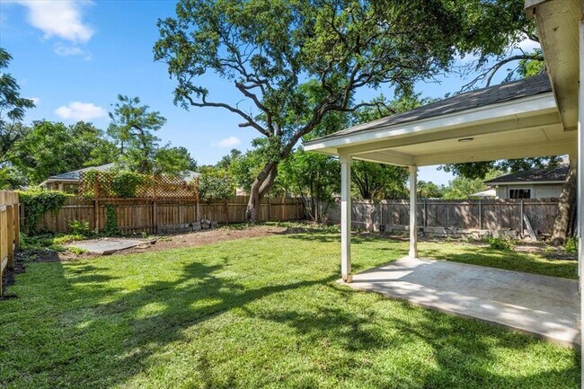 Building Photo - 2219 Ada Ln