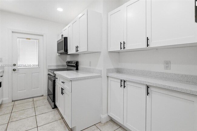 Building Photo - 875 NW 168th Dr