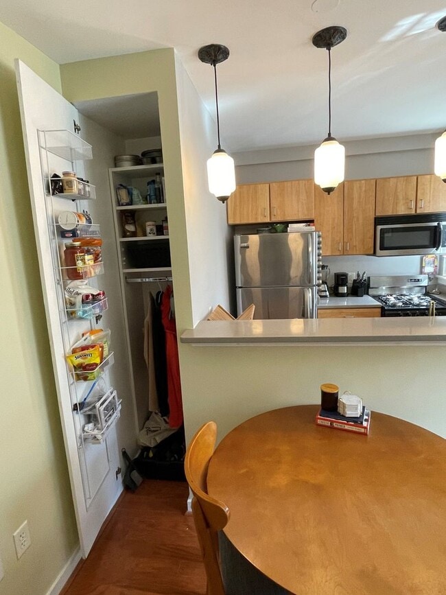 Building Photo - Recently Renovated 1 bedroom apartment in Columbia Heights
