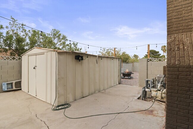 Building Photo - Welcome to your entertainers dream home!