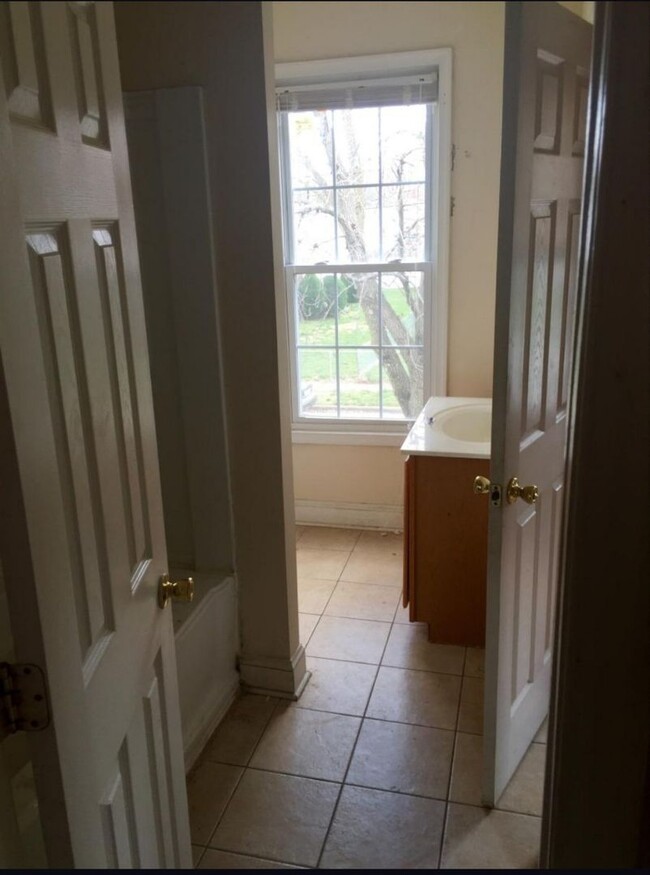 Building Photo - North Side House! Roomy 3 bed 2 bath with ...