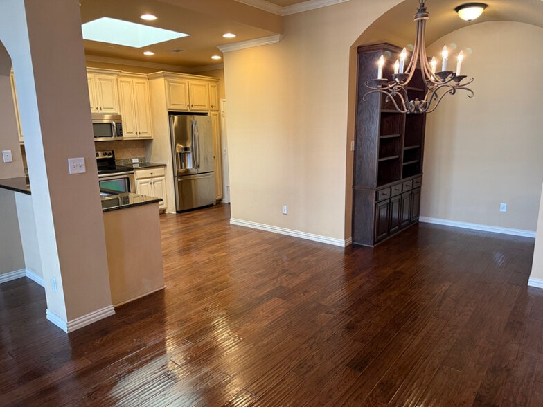 Building Photo - 5683 Hummingbird Ln