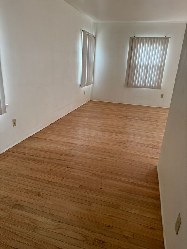 Building Photo - COMPLETELY REMODELLED 1 BEDROOM DUPLEX FOR LEASE!