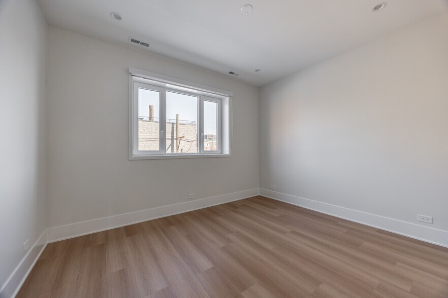 Building Photo - 1610 W Grand Ave