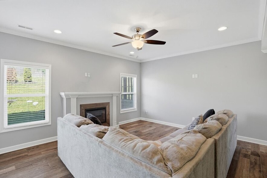 Building Photo - 5209-5211-5211 Silver Mill Dr