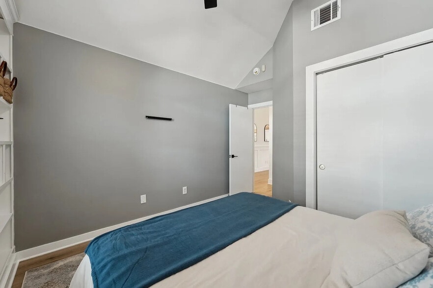 Building Photo - Room in House on Rosewood Ct